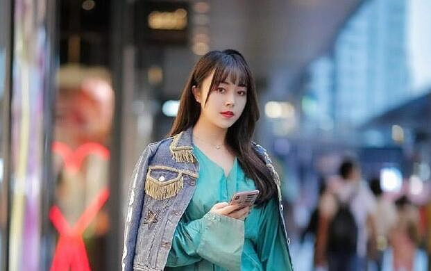 大哥的优乐美看着颜 值不错奶 子大又挺骚 逼 水 又多口 交大 鸡 巴让大哥 床上干到 床下还自 慰呻 吟陪狼 友撩 骚